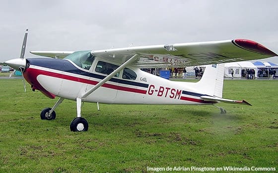 Imagen de una avioneta Cessna 180